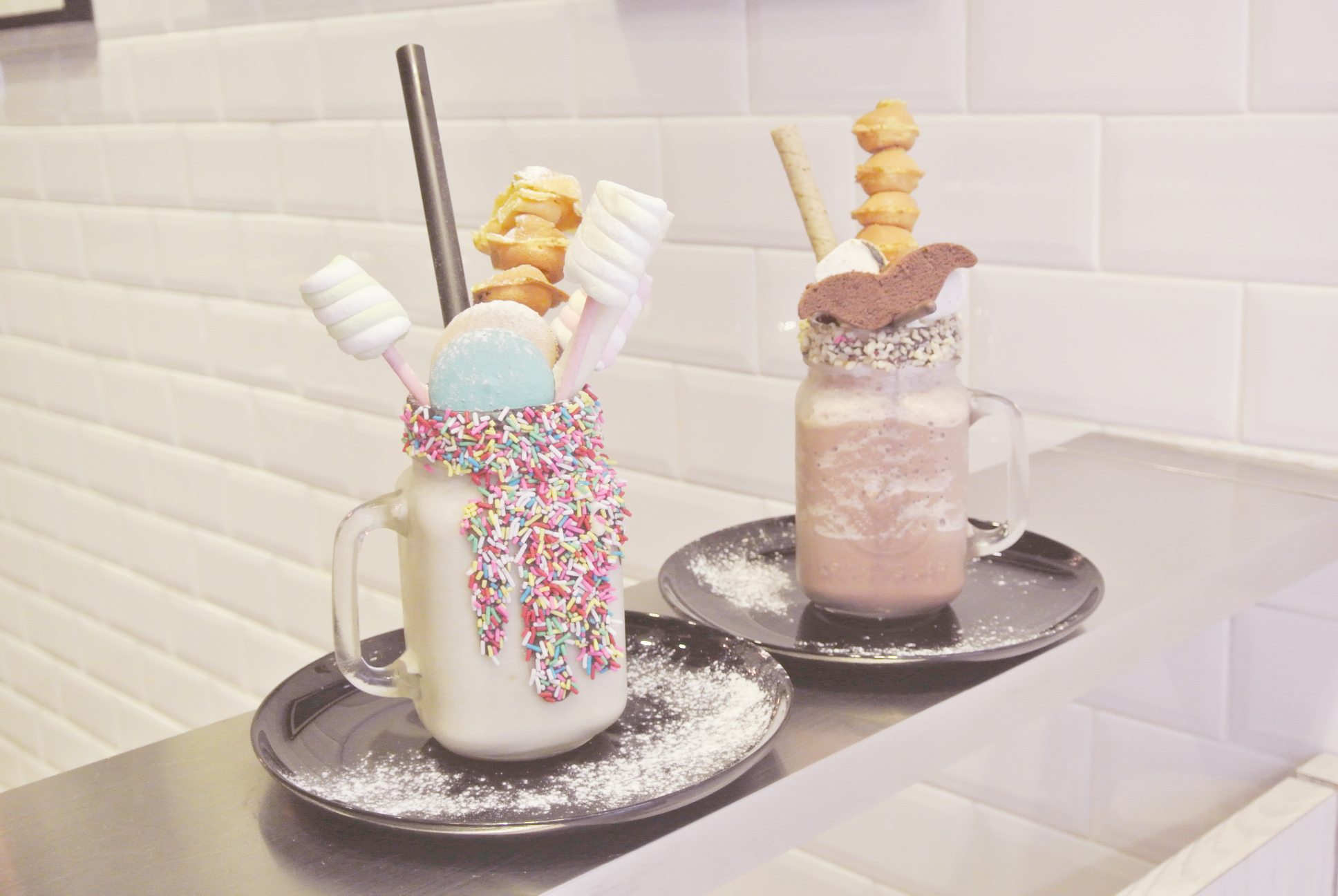 （前：Mrs. Horlick ice-cream milkshake；後：Mr. - Ovaltine ice-cream milkshake ）